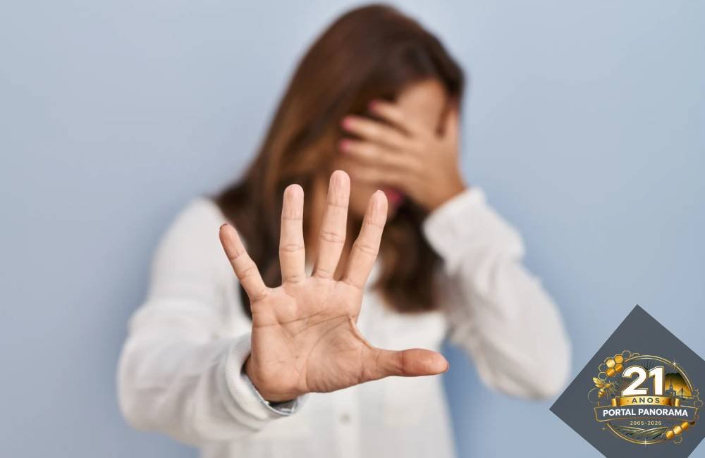 Mulher consulta histórico de violência doméstica de parceiro em Goiás