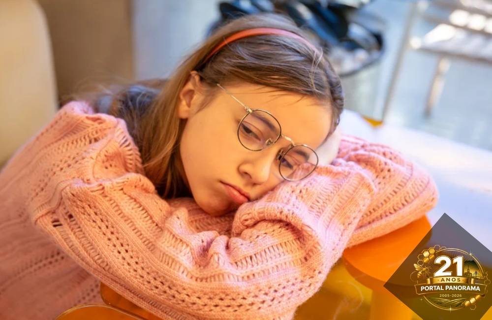 Adolescente cansado após dormir tarde e acordar cedo, representando o jet lag social