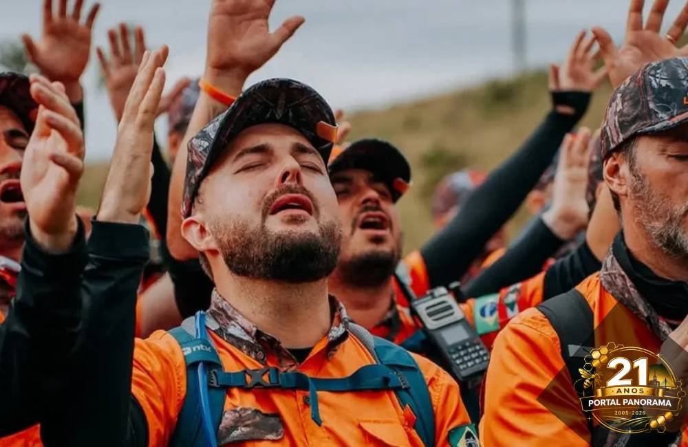 Homens participando de vivências na natureza durante encontro do movimento Legendários em Anápolis