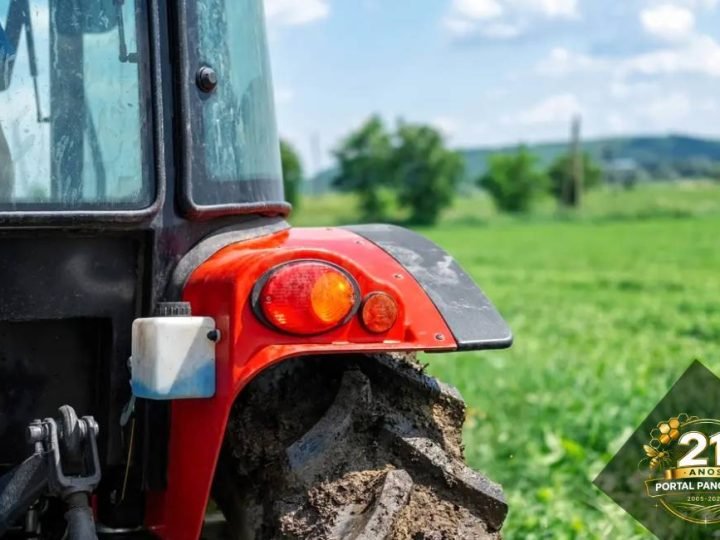 Gerente de fazenda resgata pilotos de avião que fez pouso de emergência em Trindade de trator