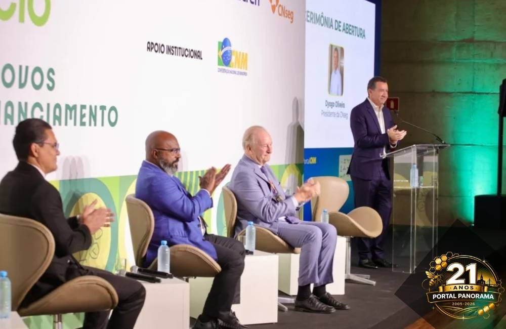 Produtor rural analisa lavoura afetada por seca, destacando a importância do seguro rural diante das perdas climáticas