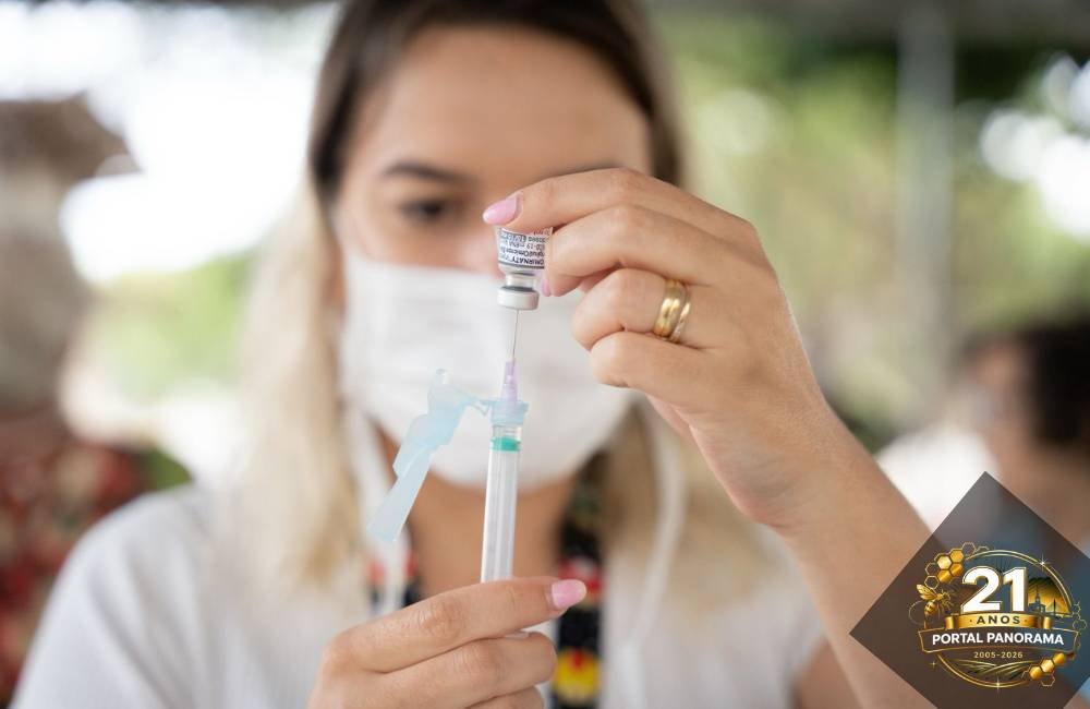 Profissional de saúde aplicando vacina contra covid-19 em Goiás
