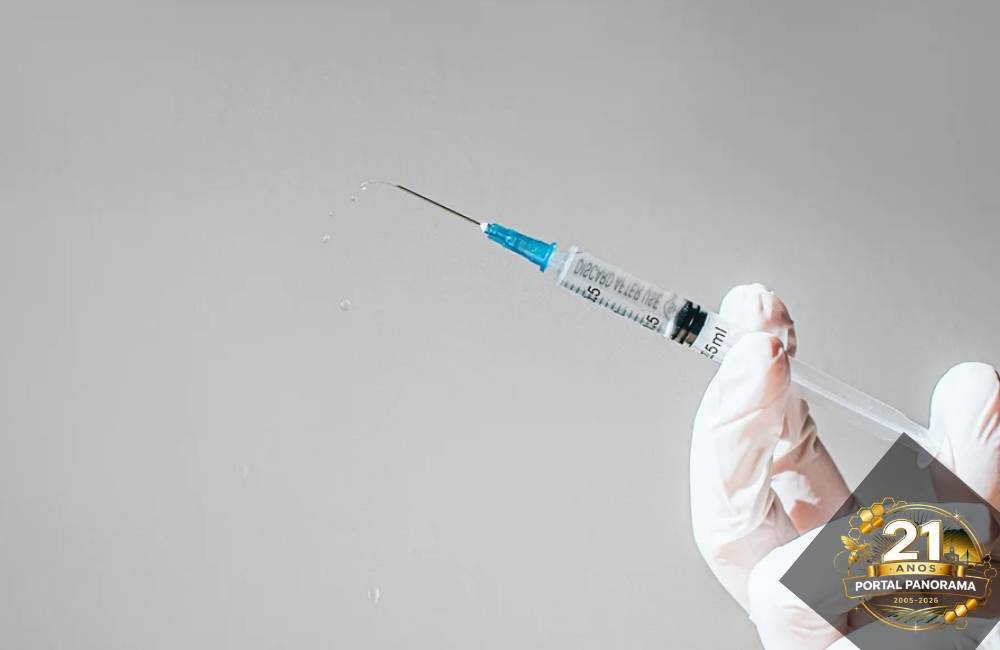 Vacina da gripe sendo aplicada em paciente com histórico de AVC para reduzir complicações