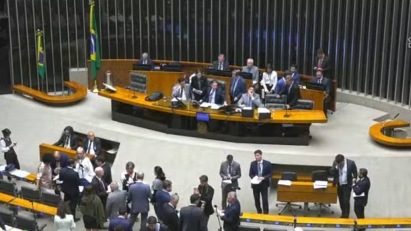 Câmara aprova projeto que libera disparo em massa de mensagens nas eleições e flexibiliza controle de verbas partidárias