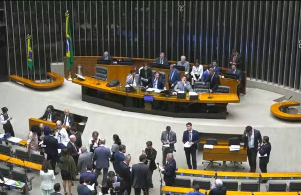 Câmara aprova projeto que libera disparo em massa de mensagens nas eleições e flexibiliza controle de verbas partidárias