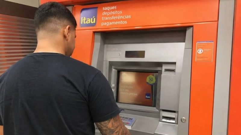 Clientes do Itaú podem ter valores a receber após cobrança indevida, aponta acordo judicial