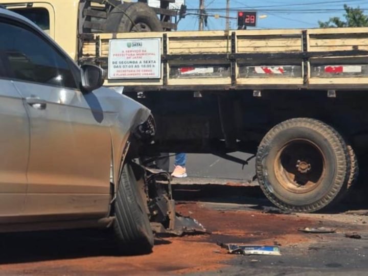 AGORA! Acidente envolvendo três veículos interdita rua na região do Hospital Padre Tiago, em Jataí