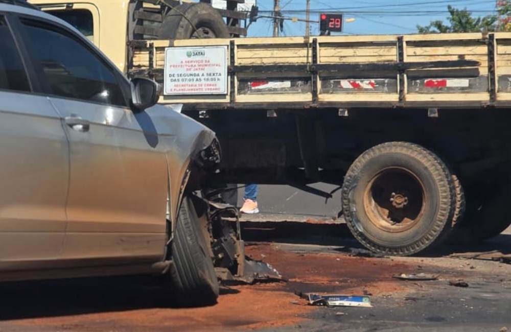 AGORA! Acidente envolvendo três veículos interdita rua na região do Hospital Padre Tiago, em Jataí