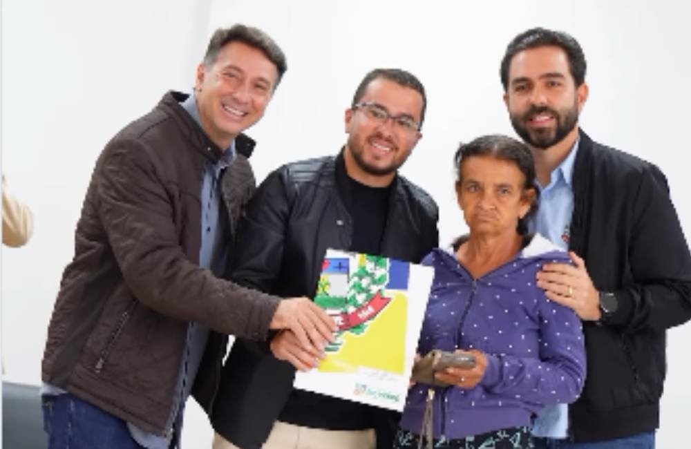 Prefeitura de Rio Verde entrega escrituras e garante segurança jurídica a 48 famílias