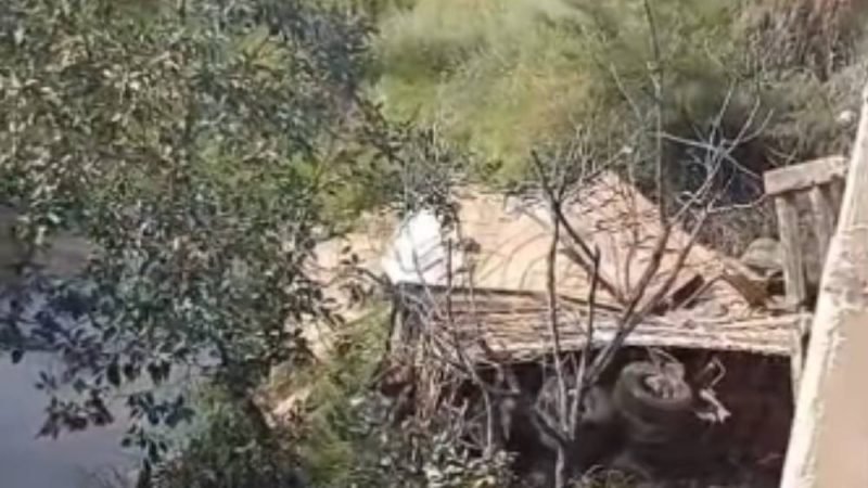 VÍDEO| Carreta carregada com milho despenca de ponte e mobiliza resgate em Mineiros