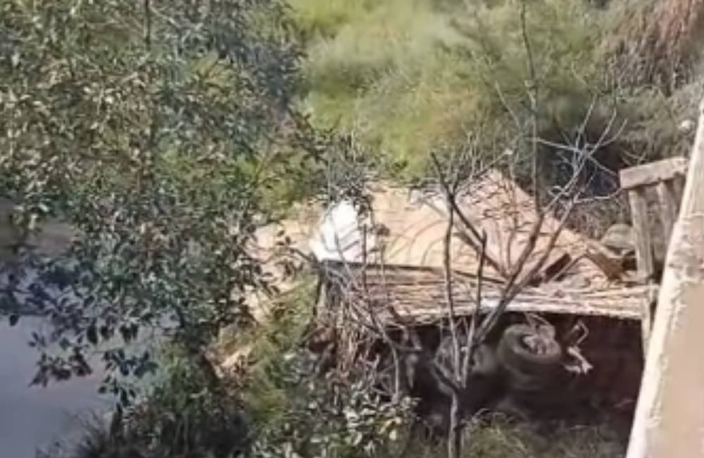 VÍDEO| Carreta carregada com milho despenca de ponte e mobiliza resgate em Mineiros