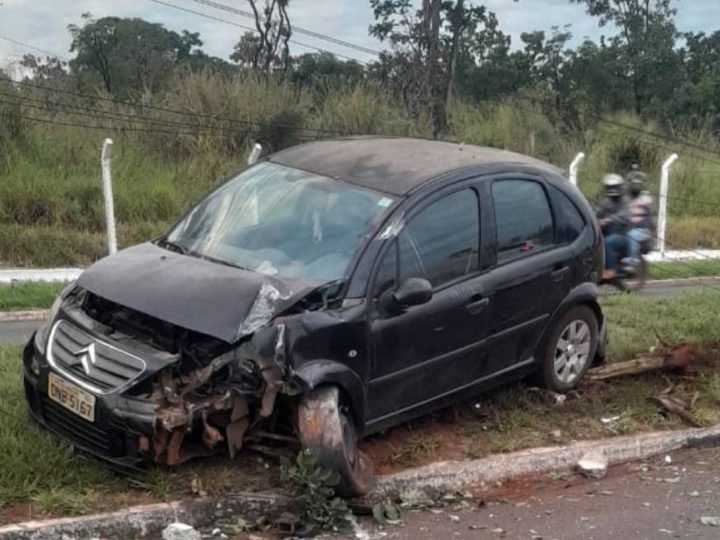 VÍDEO | Carro bate em poste na Avenida Castelo Branco e moradores voltam a cobrar medidas em Jataí