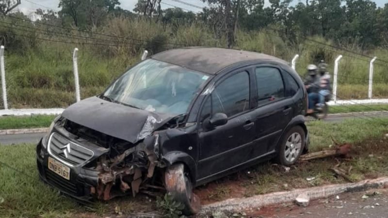 VÍDEO | Carro bate em poste na Avenida Castelo Branco e moradores voltam a cobrar medidas em Jataí