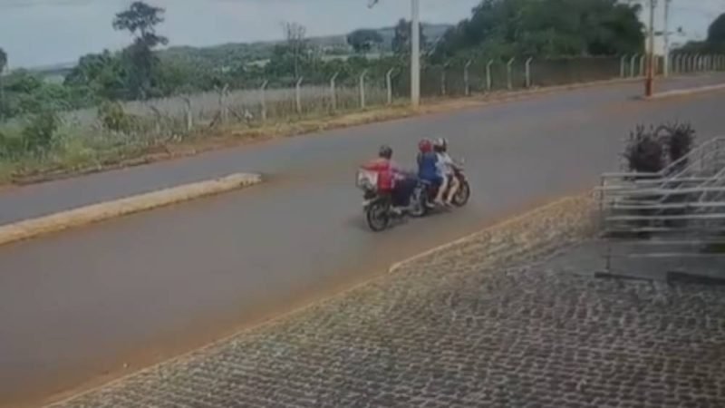 VÍDEO | Colisão entre motocicletas é registrada em avenida movimentada de Jataí