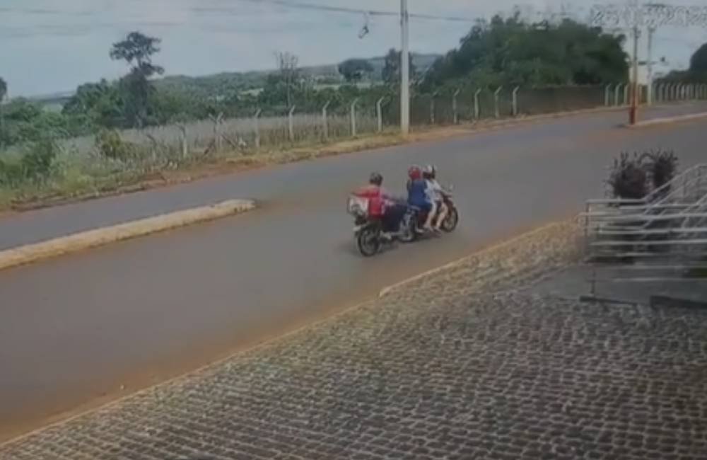 VÍDEO | Colisão entre motocicletas é registrada em avenida movimentada de Jataí