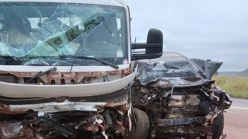 VÍDEO | Colisão frontal entre caminhão e Hilux deixa feridos na GO-184, em Serranópolis