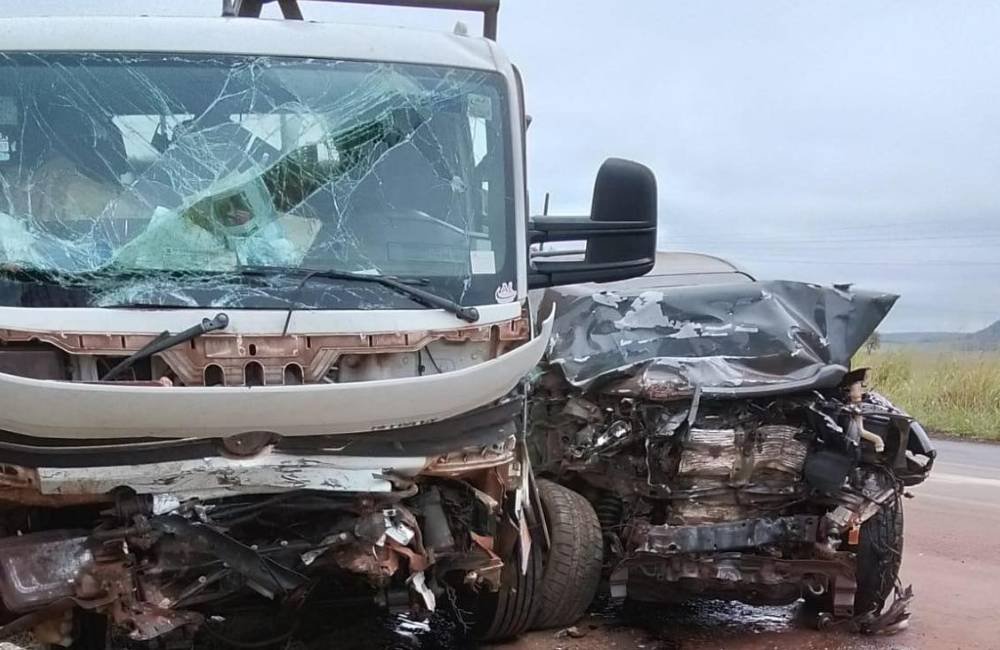 VÍDEO | Colisão frontal entre caminhão e Hilux deixa feridos na GO-184, em Serranópolis