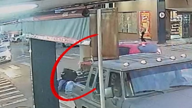 VÍDEO | Motorista faz conversão proibida e provoca acidente com motociclista em cruzamento de Jataí