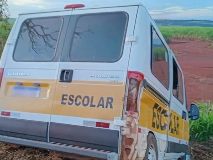 Van escolar sai da pista após acidente na BR-060, em Jataí