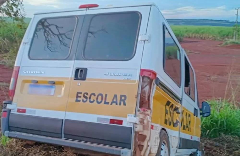 Van escolar sai da pista após acidente na BR-060, em Jataí