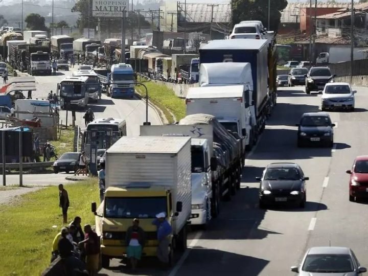 Governo libera mais de R$ 20 bilhões para compra de caminhões e ônibus no país