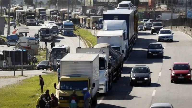 Governo libera mais de R$ 20 bilhões para compra de caminhões e ônibus no país