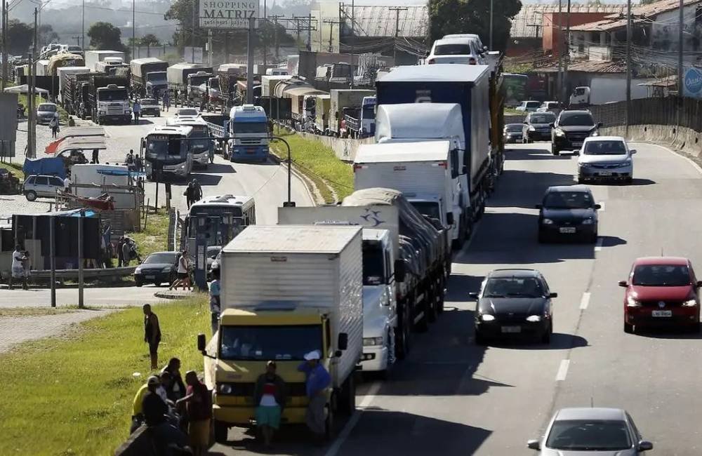 Governo libera mais de R$ 20 bilhões para compra de caminhões e ônibus no país