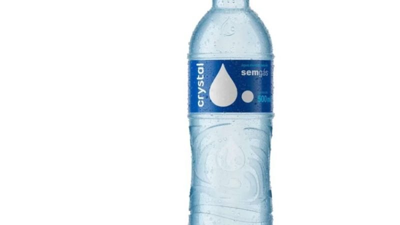 Anvisa suspende lote de água Crystal após identificação de bactéria em análise