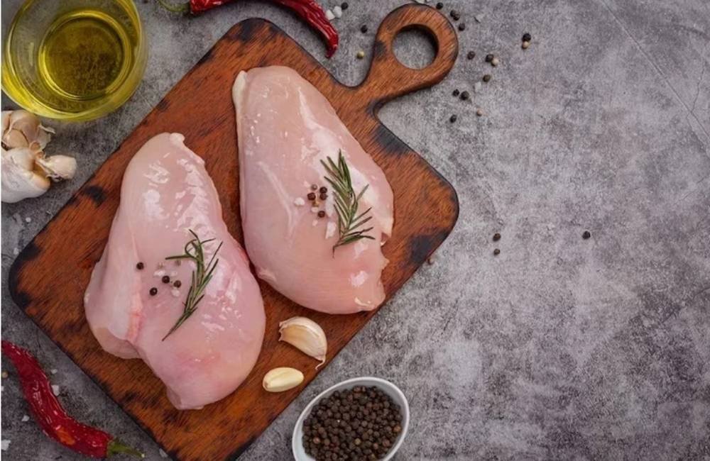 Demanda aquecida mantém preço do frango em alta no Brasil