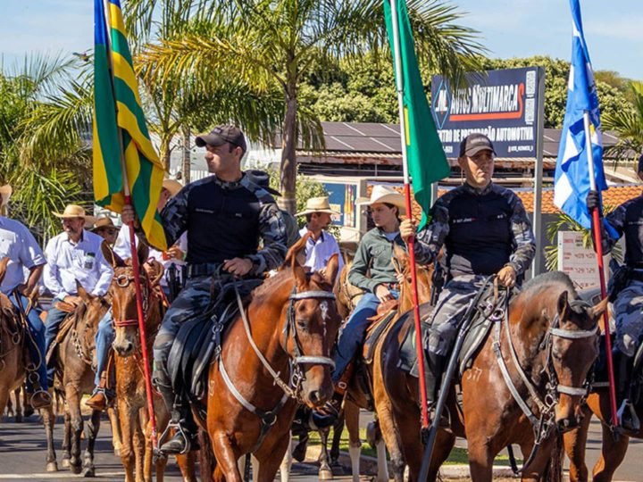GALERIA 2 DE 3 | Desfile dos Cavaleiros percorre as ruas de Jataí e reúne público ao longo do trajeto