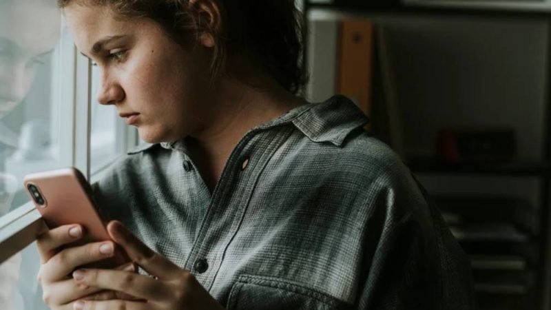 FOMO: medo de “ficar de fora” cresce com redes sociais e impacta saúde mental
