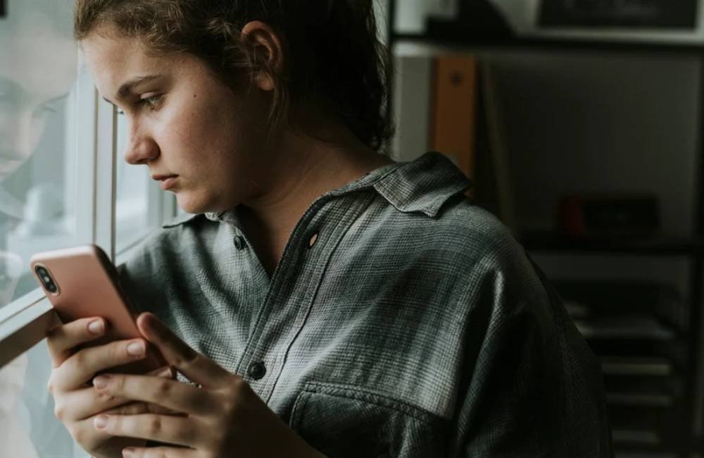 FOMO: medo de “ficar de fora” cresce com redes sociais e impacta saúde mental