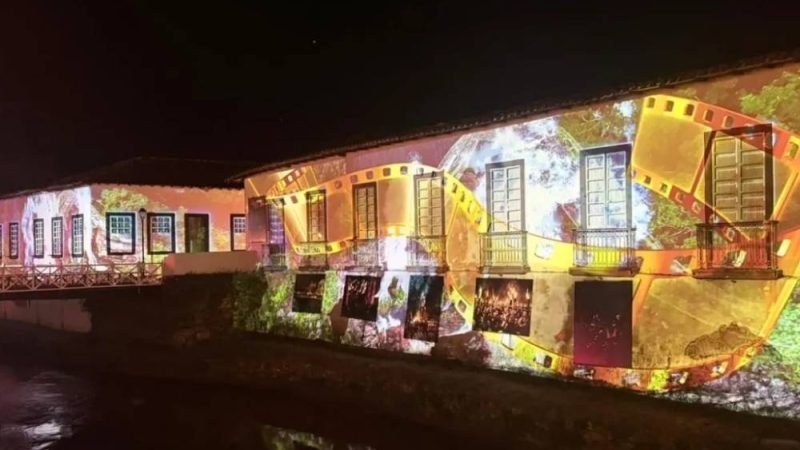 Fachadas históricas da Cidade de Goiás ganham projeções artísticas durante o Fica 2026