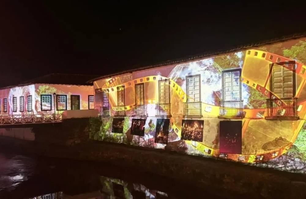 Fachadas históricas da Cidade de Goiás ganham projeções artísticas durante o Fica 2026