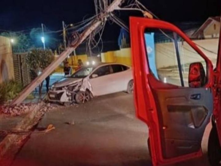 Mulher é socorrida após perder a consciência e colidir carro contra poste em Jataí