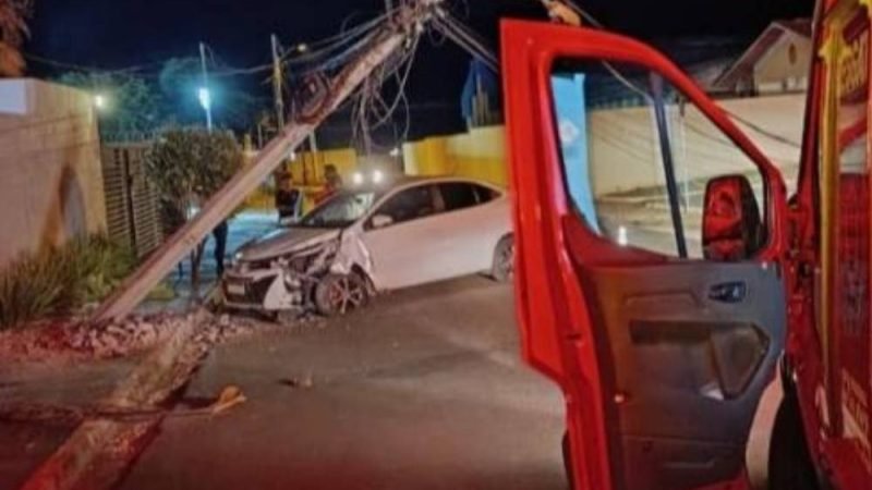 Mulher é socorrida após perder a consciência e colidir carro contra poste em Jataí