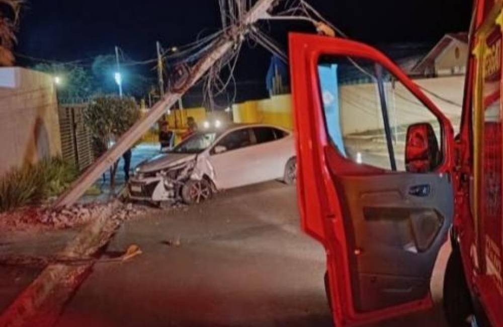 Mulher é socorrida após perder a consciência e colidir carro contra poste em Jataí