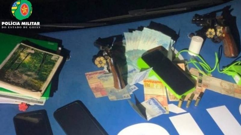 Polícia Militar prende suspeitos por estelionato e apreende armas em Jataí