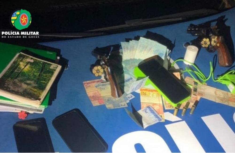 Polícia Militar prende suspeitos por estelionato e apreende armas em Jataí