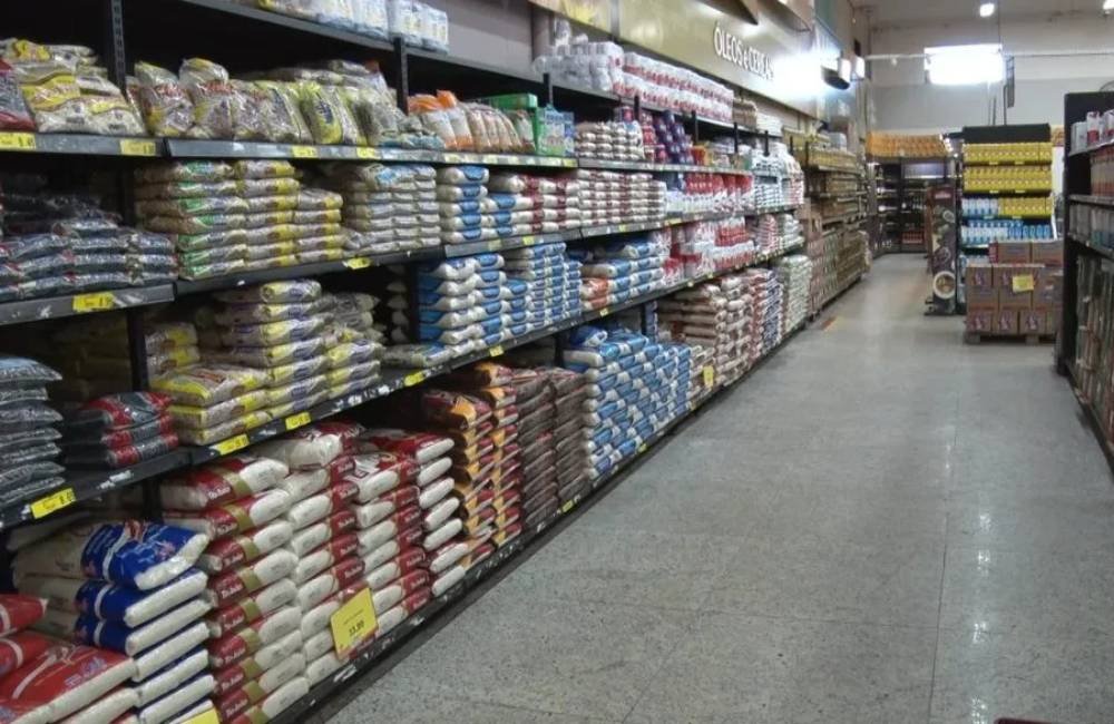 Preço diferente no supermercado? Consumidor tem direito de pagar o menor valor e muita gente não sabe