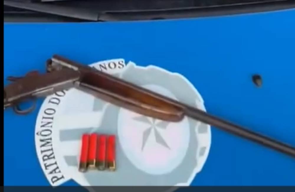 VÍDEO| Idoso é preso após ameaçar motoristas com espingarda e construir quebra-molas irregulares em Goiás