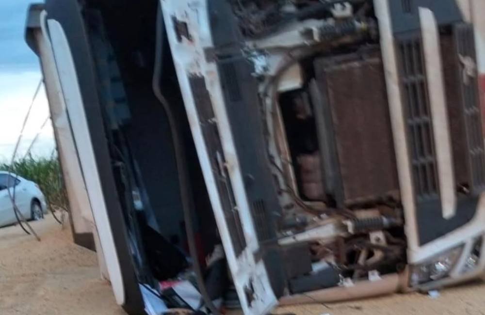 VÍDEO| Irmãos ajudam a resgatar motorista após tombamento de carreta na BR-364, em Jataí