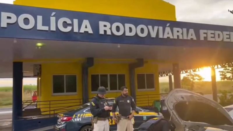 VÍDEO| PRF recupera Corolla roubado durante fiscalização em caminhão-cegonha na BR-153
