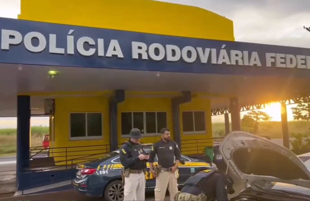 VÍDEO| PRF recupera Corolla roubado durante fiscalização em caminhão-cegonha na BR-153