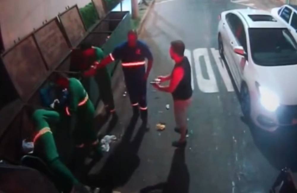 VÍDEO | Perito criminal é flagrado agredindo e ameaçando coletores de lixo em Goiás