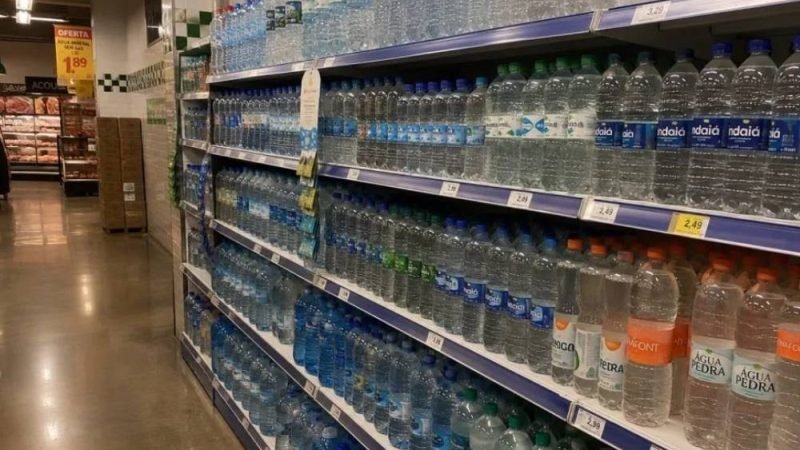 Anvisa suspende venda de água mineral após identificar bactéria encontrada em produtos Ypê e Crystal