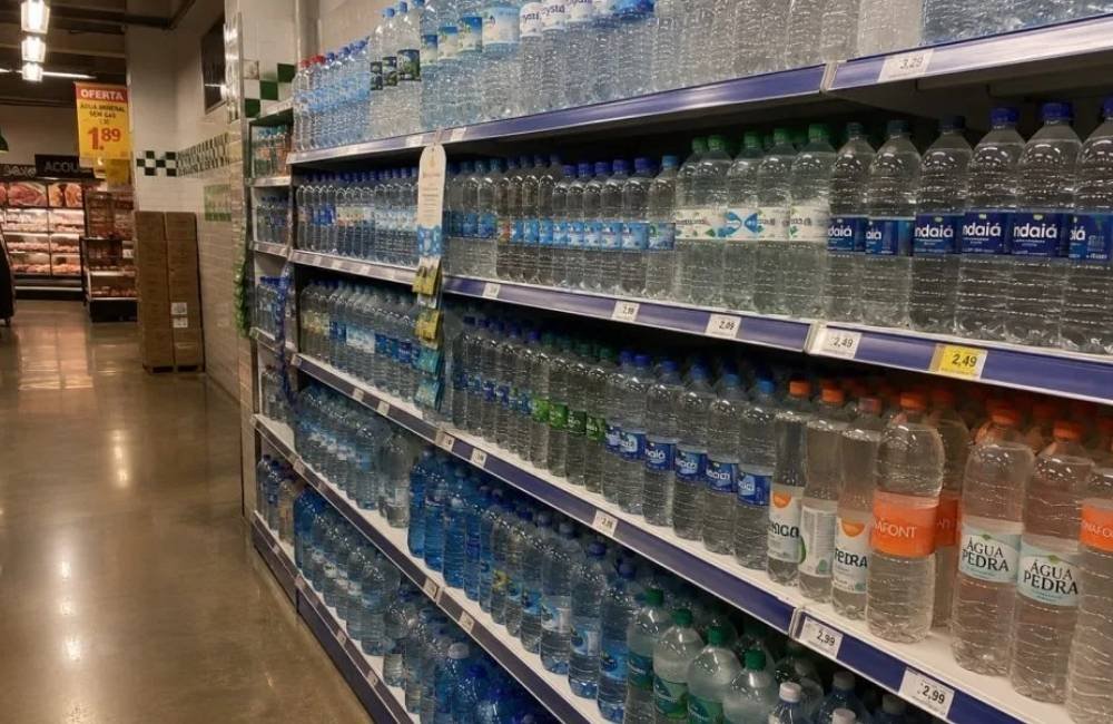 Anvisa suspende venda de água mineral após identificar bactéria encontrada em produtos Ypê e Crystal