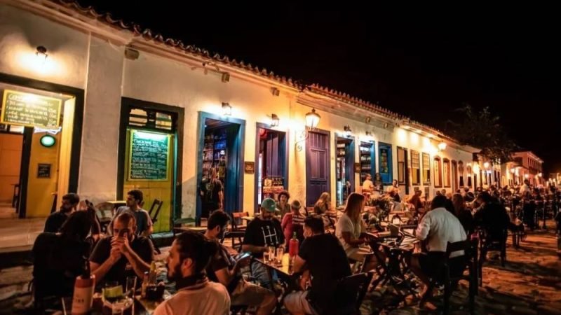 Bares e restaurantes não podem cobrar multa por perda de comanda, alerta especialista