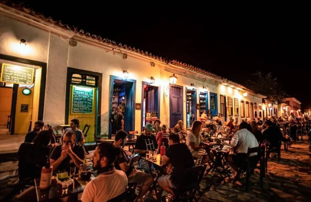 Bares e restaurantes não podem cobrar multa por perda de comanda, alerta especialista
