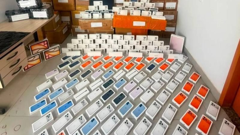 Carga de R$ 5 milhões em iPhones e tablets sem nota fiscal é apreendida na divisa entre Goiás e Minas Gerais